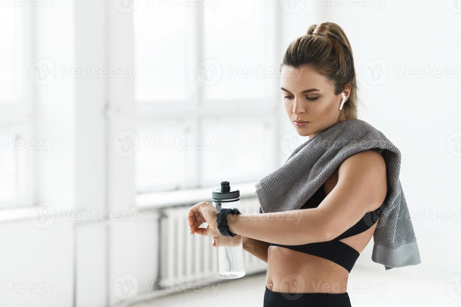 mulher jovem e bonita após treino de fitness no ginásio foto