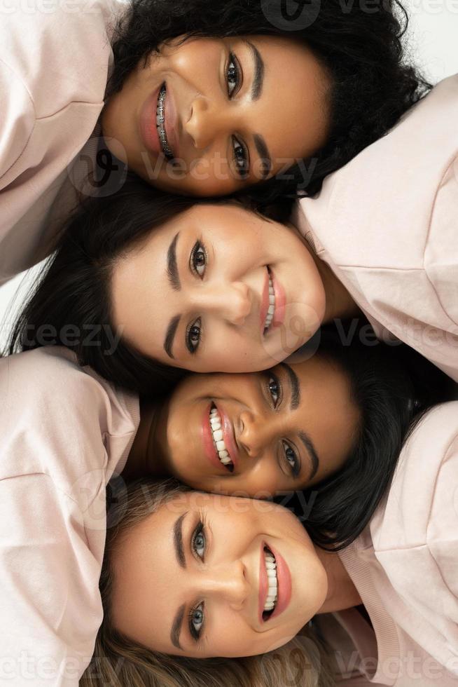 grupo de mulheres de diferentes etnias. diversidade multicultural e amizade. foto