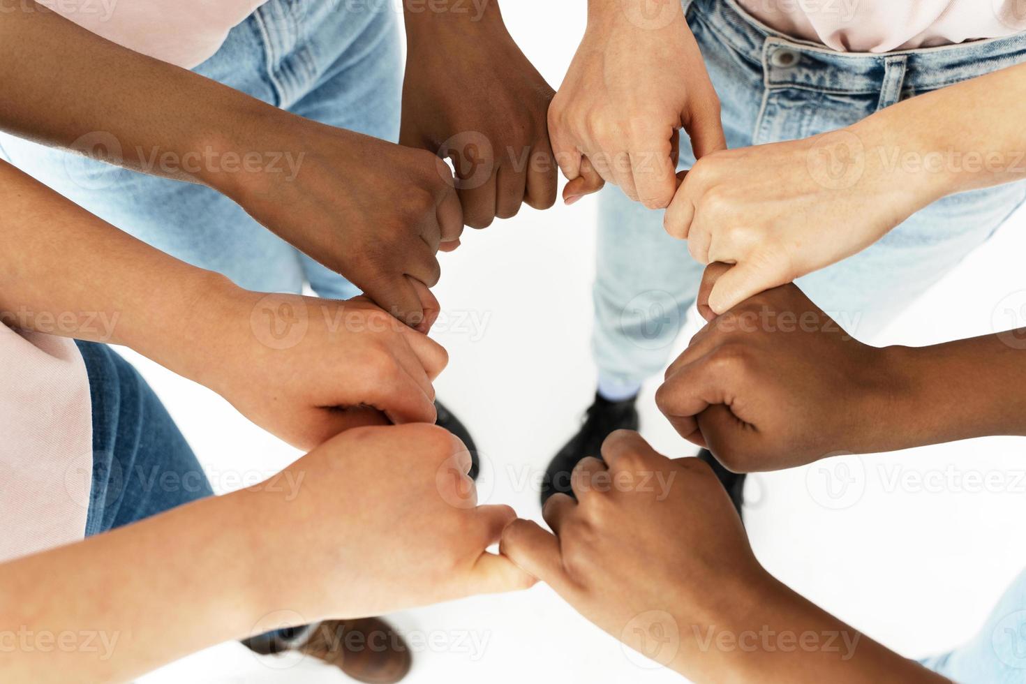 mãos femininas de etnia diferente. diversidade multicultural e amizade. foto