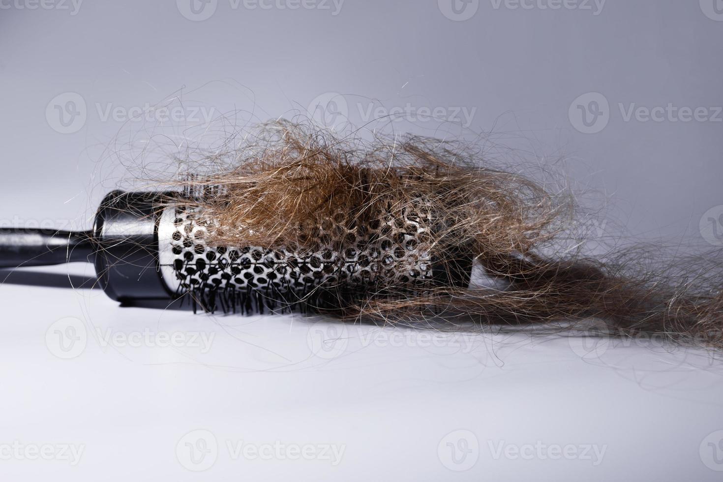 escova de cabelo redonda de metal e tufo de cabelo foto