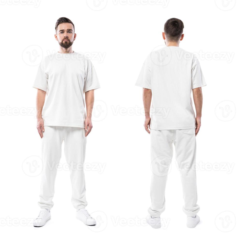 homem bonito vestindo roupas brancas com um espaço em branco para design em fundo branco foto