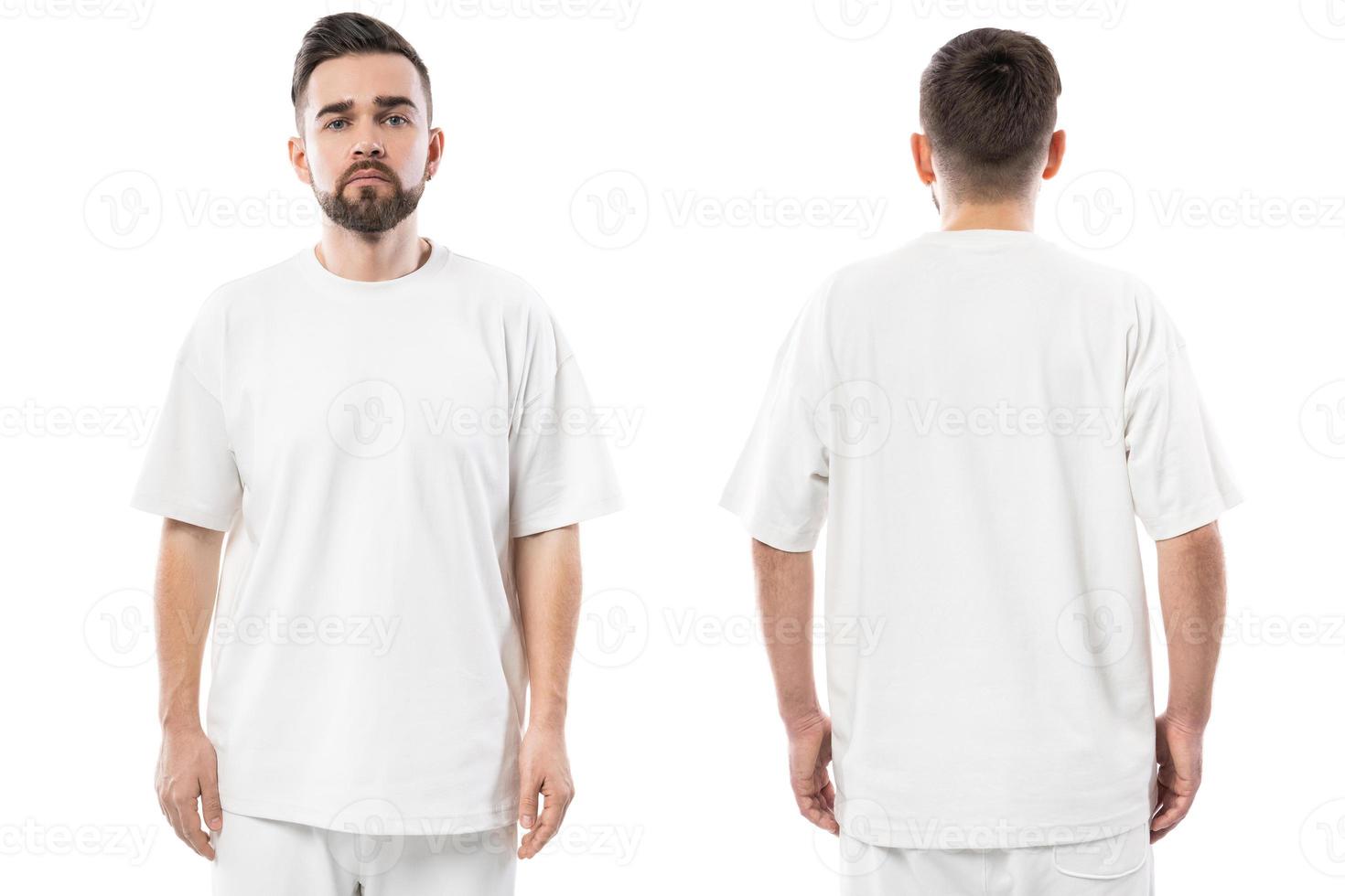 homem bonito vestindo camiseta branca com um espaço em branco para design em fundo branco foto