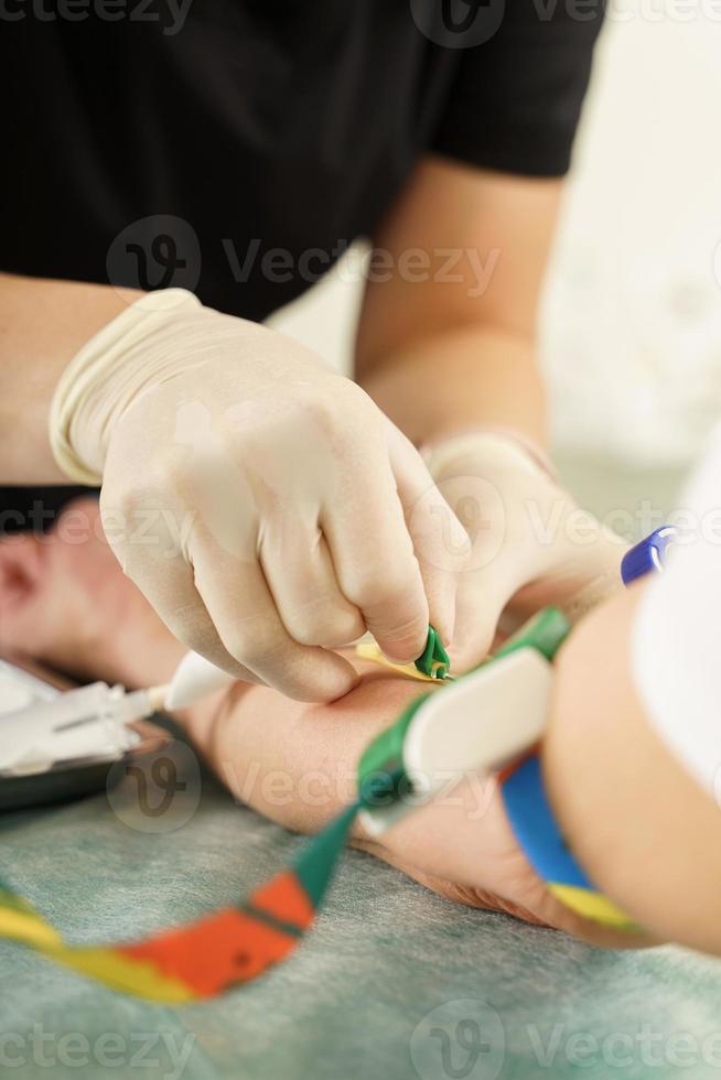 enfermeira coletando amostra de sangue do paciente para teste ou doação foto