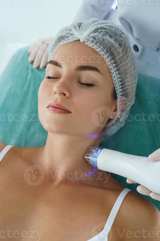 mulher durante o tratamento de levantamento de radiofrequência em uma clínica de estética médica foto