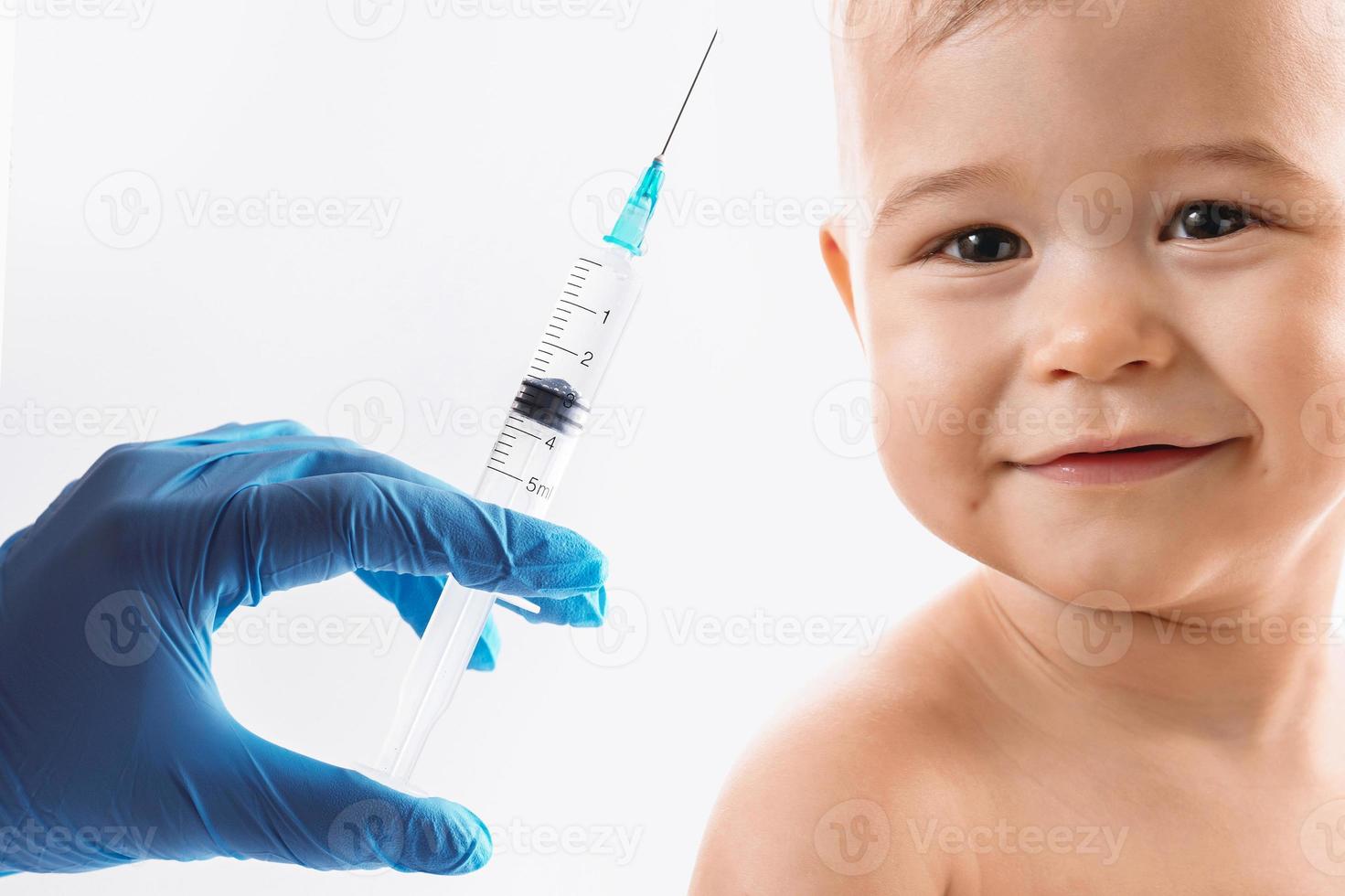 corajoso menino sorridente está pronto para uma vacina foto