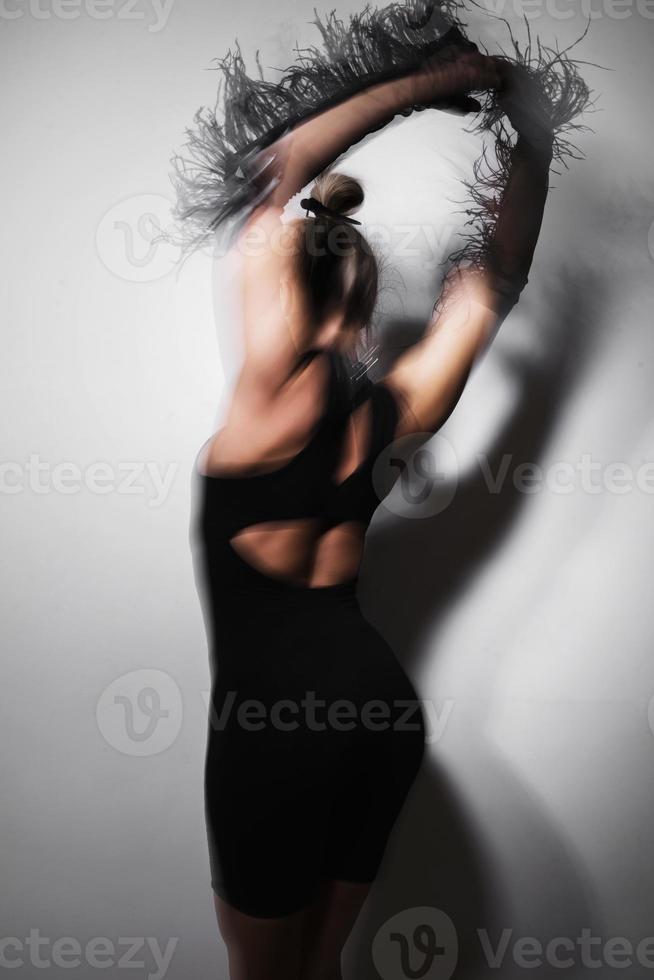 retrato de mulher dançando usando longas luvas de tule tiradas com uma longa exposição para efeito de desfoque de movimento foto