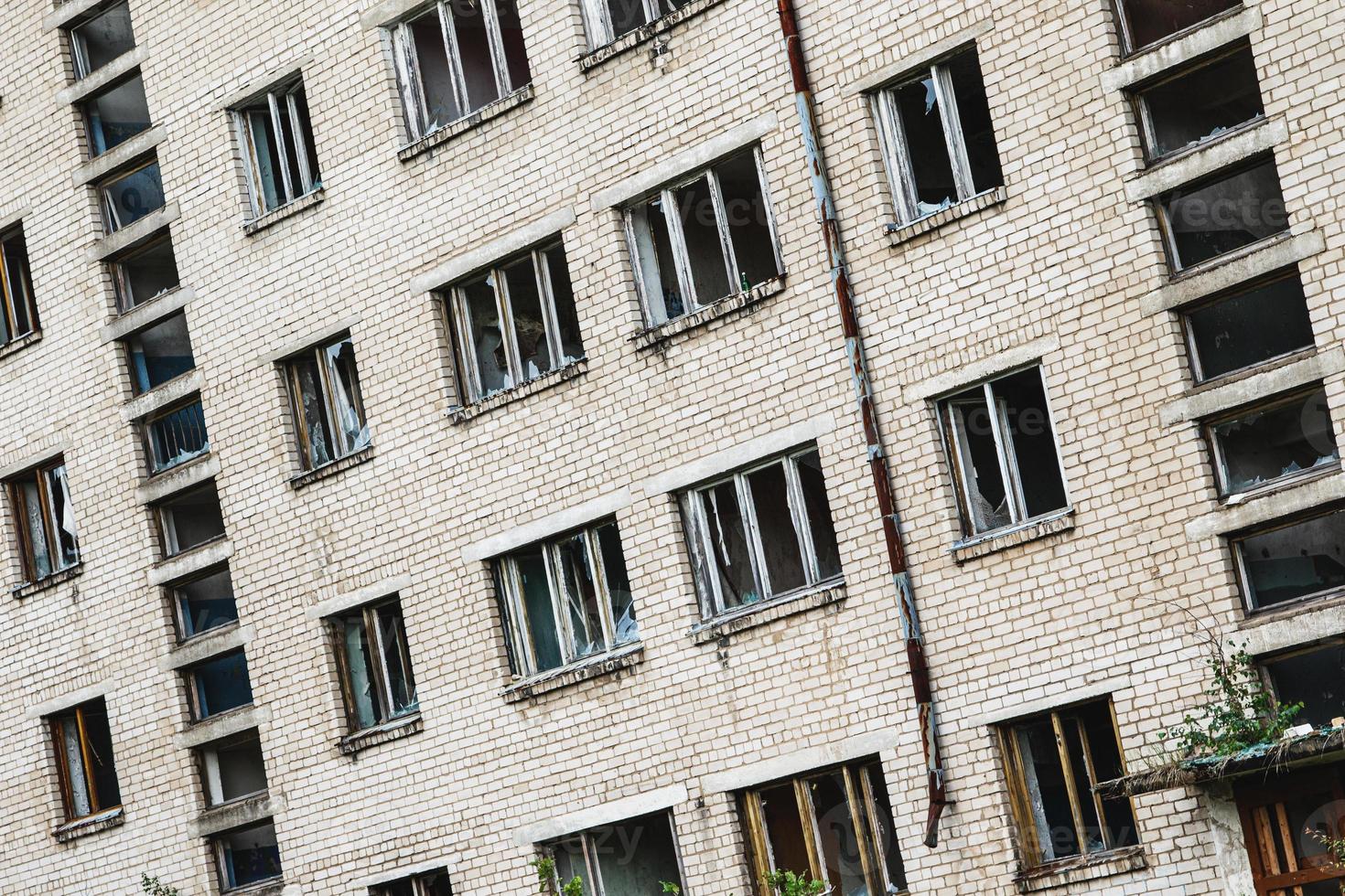 exterior do prédio de apartamentos abandonado na cidade fantasma europeia. foto