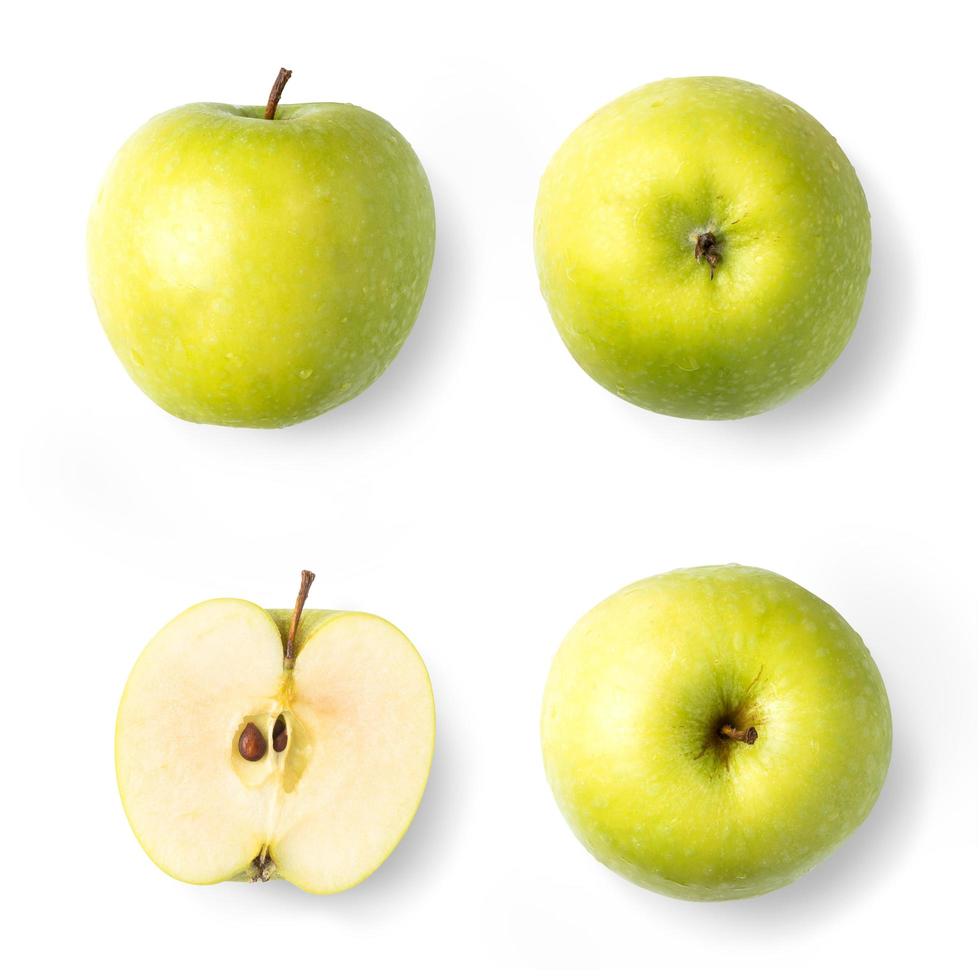 maçã verde com gotas de orvalho e água sobre um fundo branco. fruta saudável foto