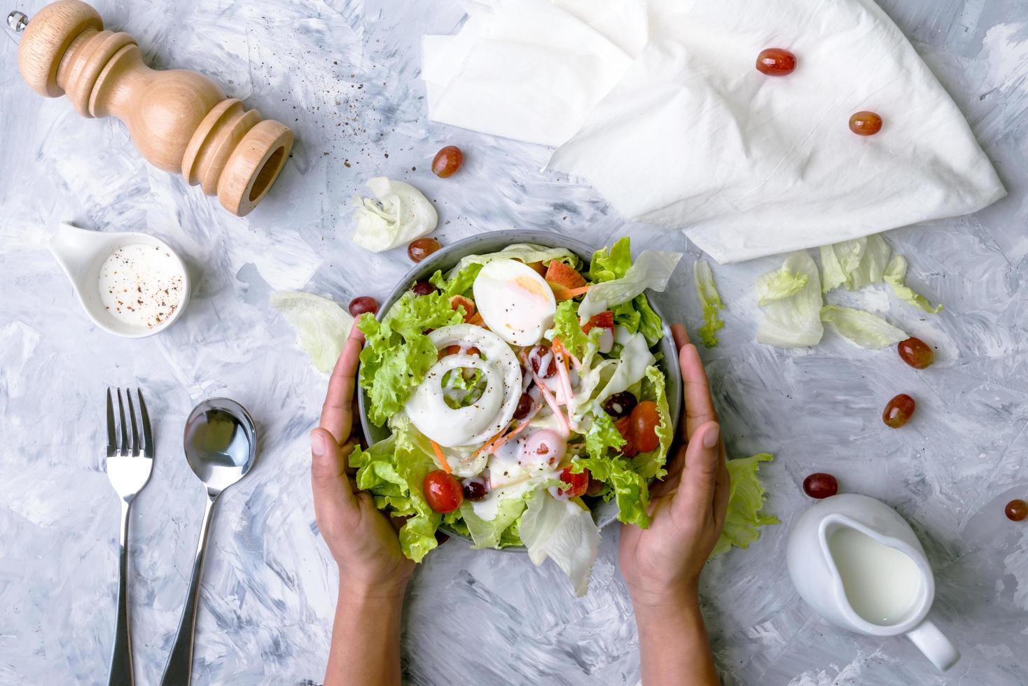conceito para uma refeição vegetariana saborosa e saudável. tigela de almoço vegano saudável. salada grega de vista superior em fundo de pedra. salada orgânica vegetal. foto