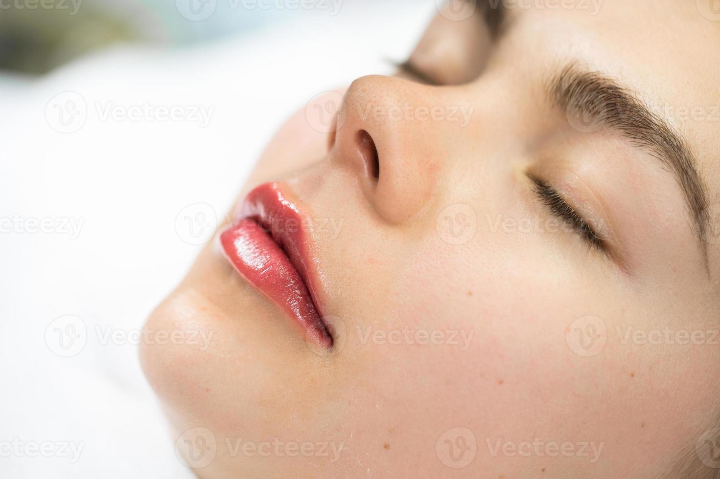 lábios femininos após procedimento de blush labial de maquiagem permanente foto