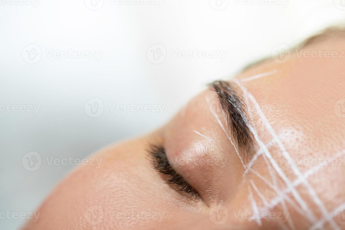 sobrancelha feminina durante o procedimento de mapeamento de sobrancelha profissional foto