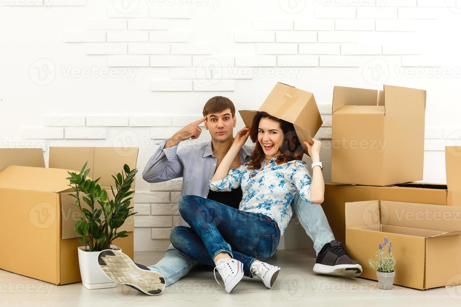 um jovem casal feliz se muda para um novo apartamento foto