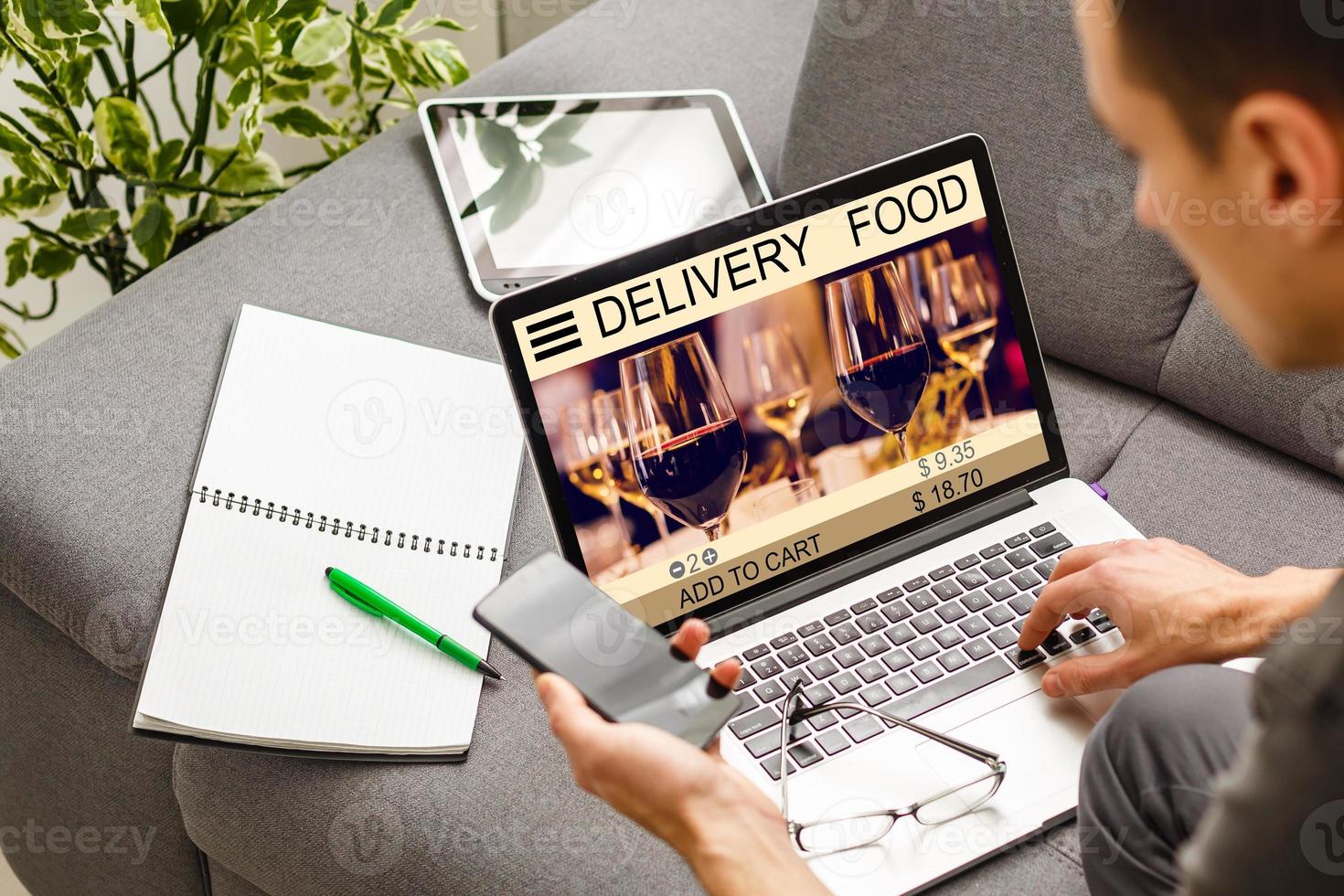 laptop de homem com tela de vinho de comida de entrega de aplicativo foto