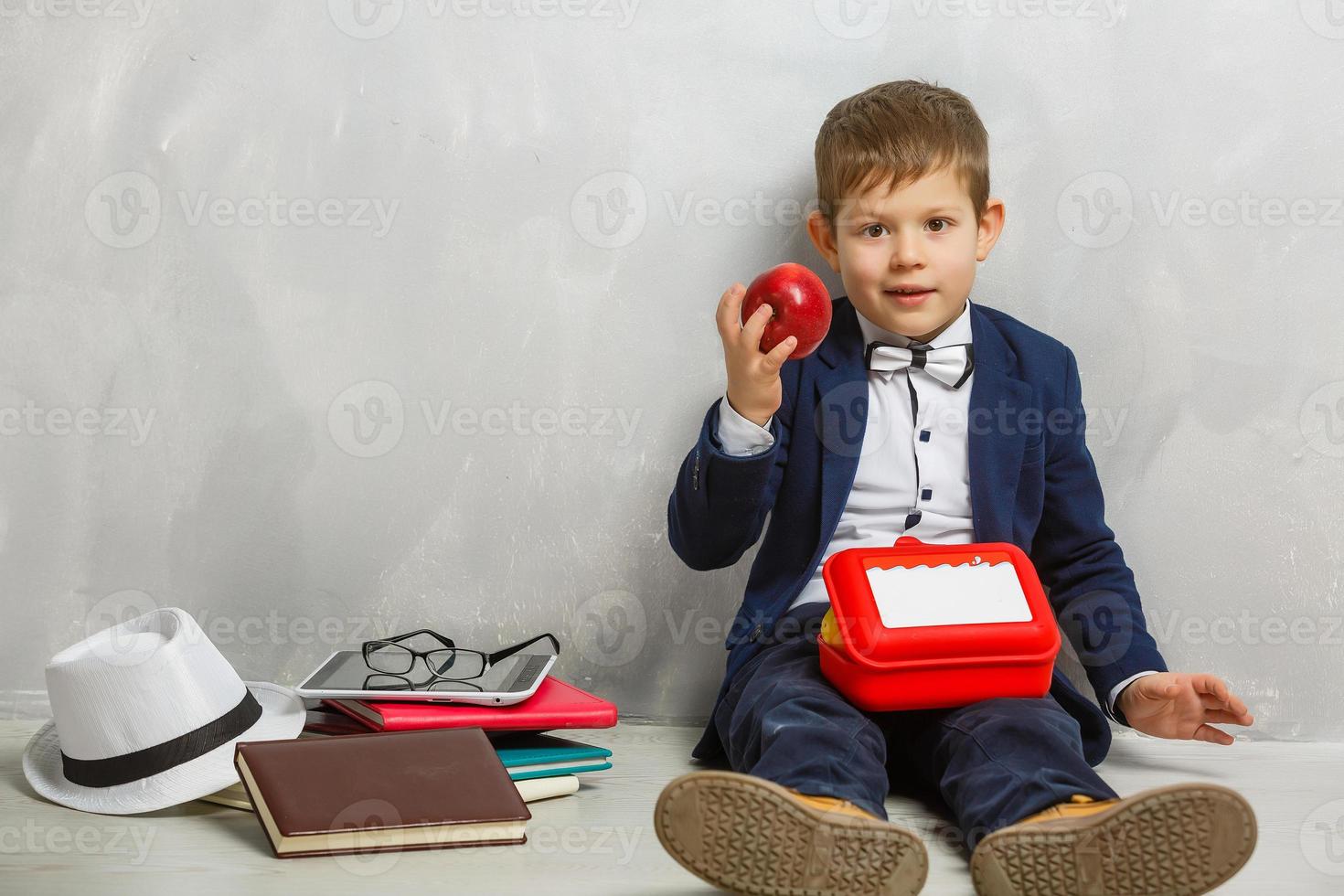 estudante bonito comendo ao ar livre na escola da lancheira plastick. café da manhã escolar saudável para criança. comida para o almoço, lancheiras com sanduíches, frutas, legumes e água foto