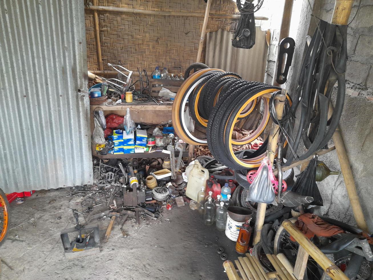 cidade de mataram, ilha de lombok, indonésia, 16 de dezembro de 2022. equipamento em uma oficina de bicicletas na ilha de lombok, indonésia foto