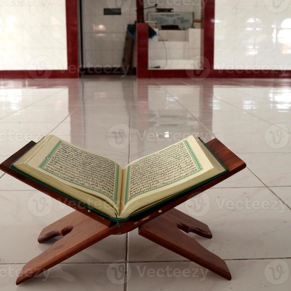 alcorão ou alcorão na mesquita durante o dia foto