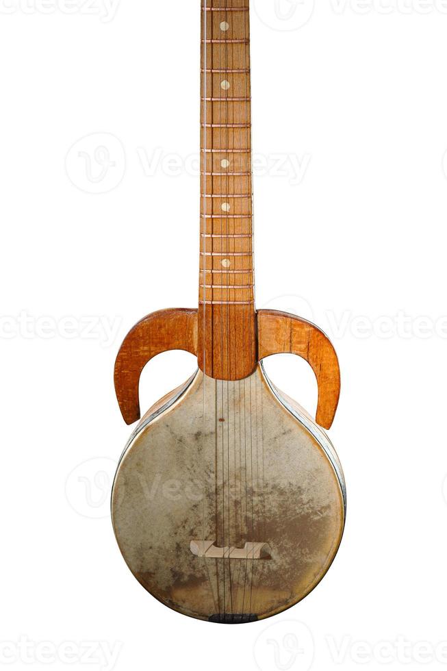 um antigo instrumento musical de cordas asiático em um fundo branco foto