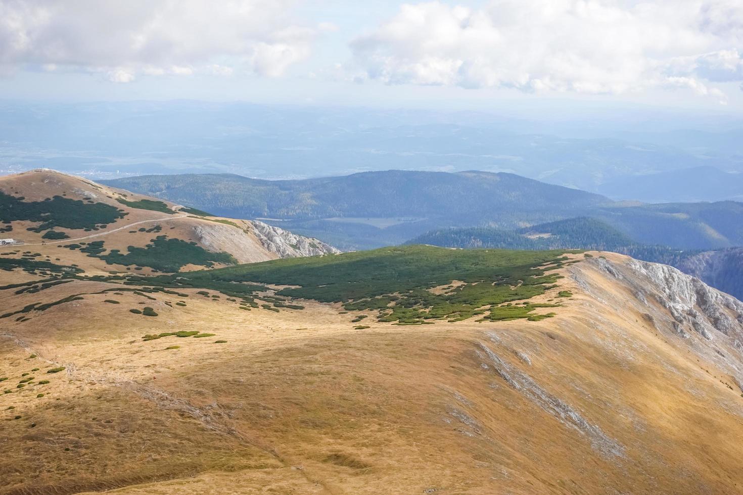 colinas maravilhosas com trilhas em uma montanha na áustria foto