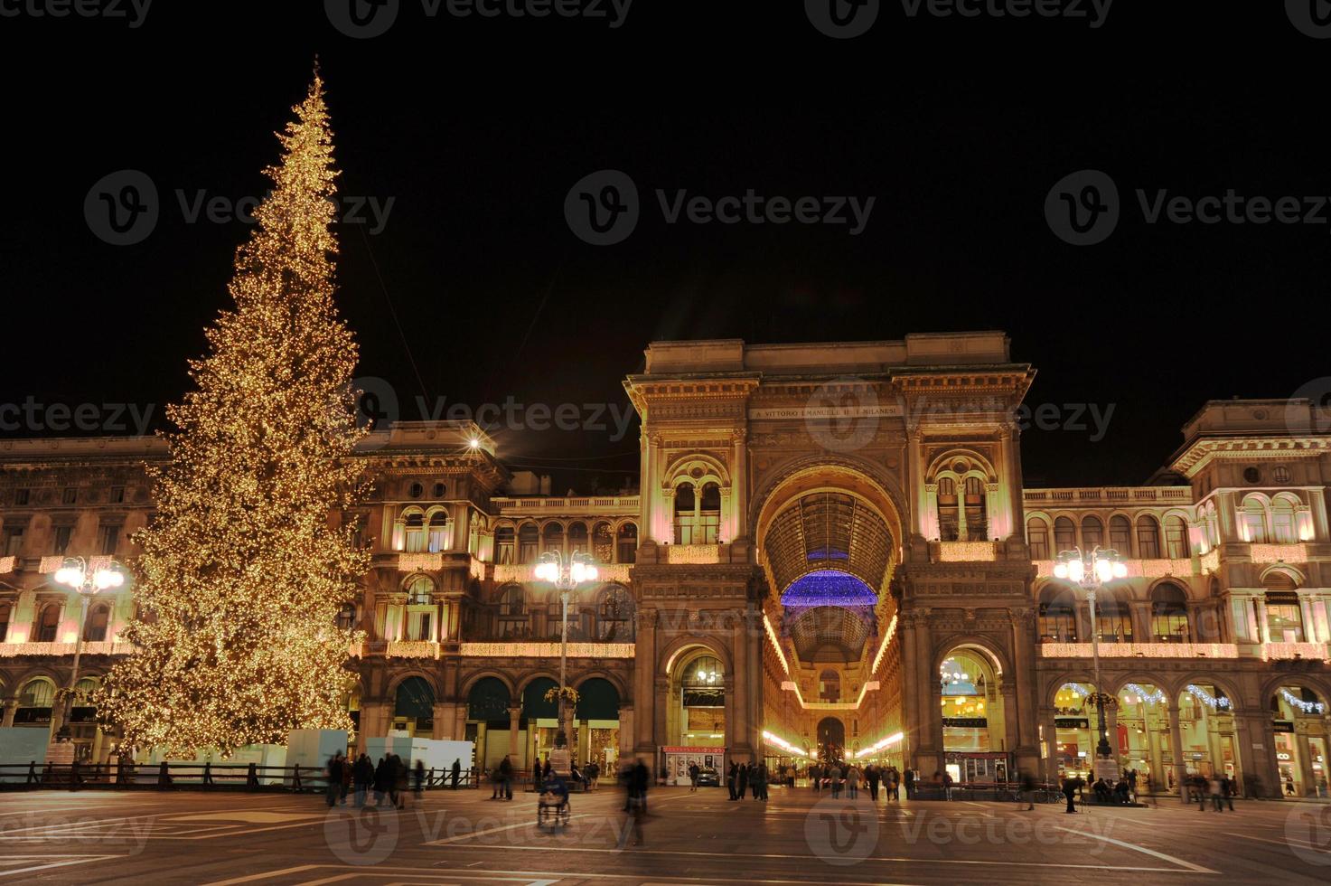 milão com árvore de natal iluminada foto