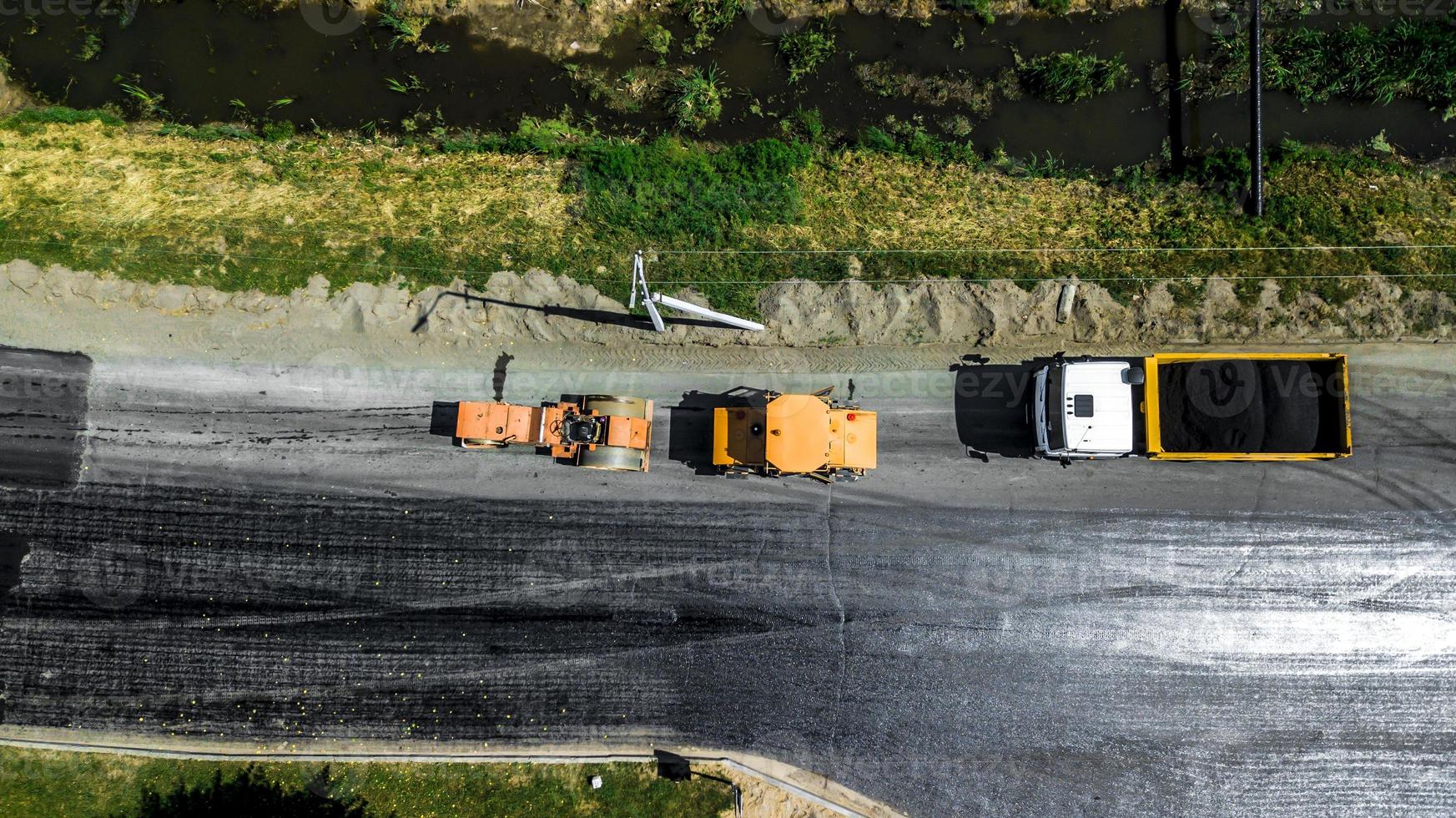 vista aérea na nova estrada de asfalto em construção foto