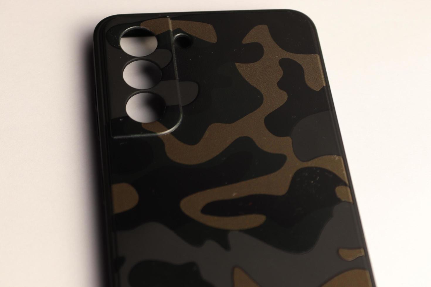 design de capa de telefone feito com elementos militares nele. foto