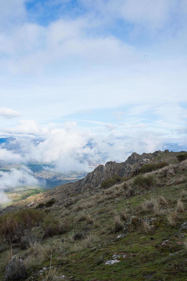 bela paisagem do topo de uma colina. nuvens baixas sobre o vale foto