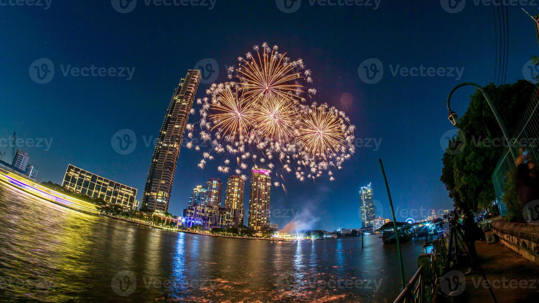 fogos de artifício no rio no céu escuro foto