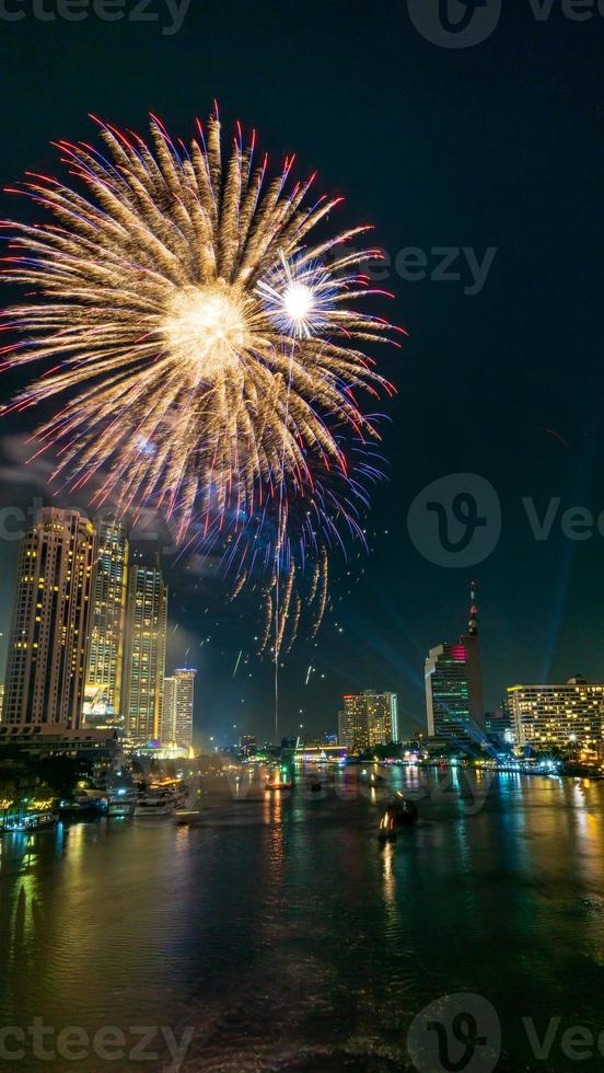 fogos de artifício no rio no céu escuro foto