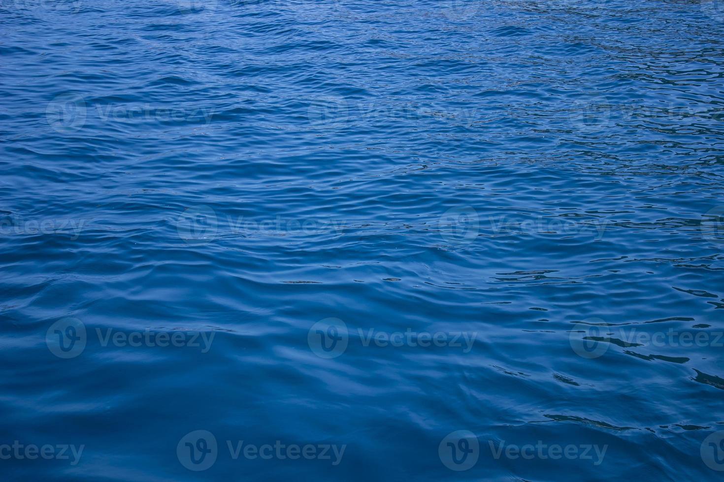 cenário de água do mar azul profundo foto