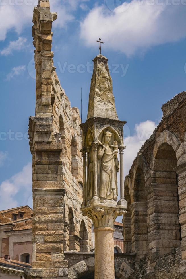 virgem maria com o menino jesus, estátua no sutiã piazza em verona, itália foto