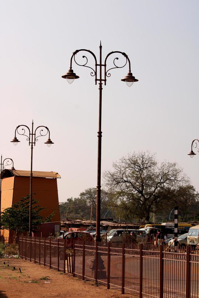 um poste de luz na beira da estrada, badami. foto