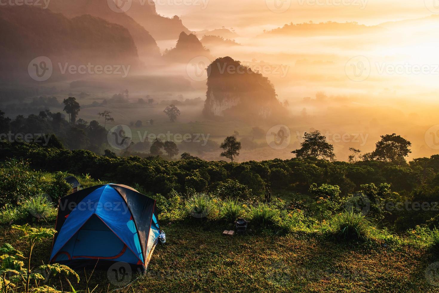 paisagem de montanhas nevoeiro e tenda parque nacional de phu lanka província de phayao norte da tailândia foto