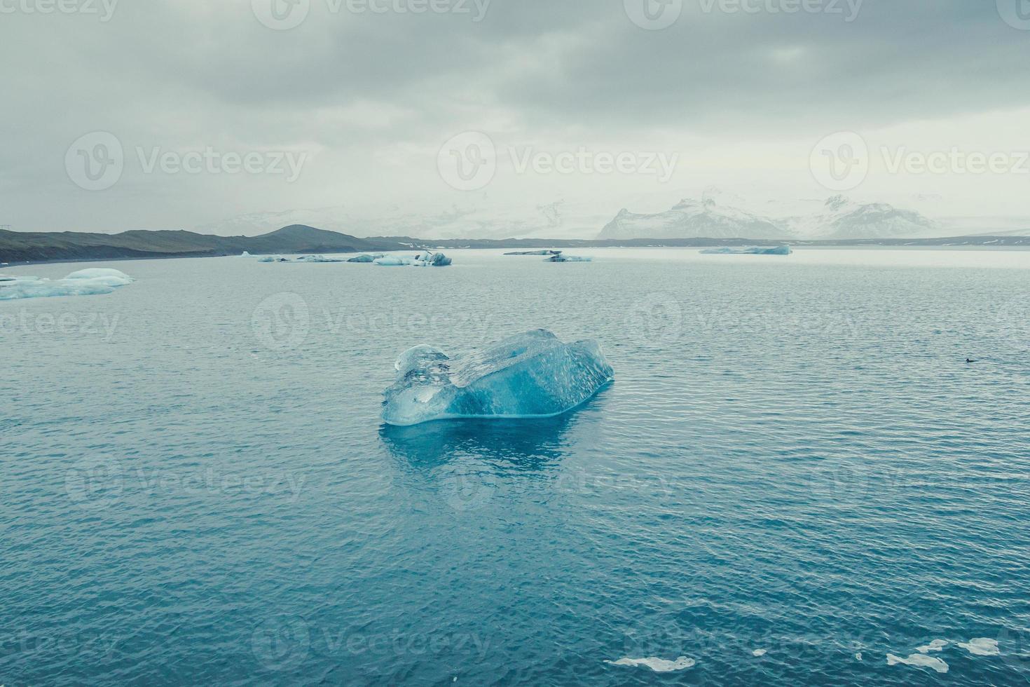 iceberg turquesa na paisagem do mar frio photo foto