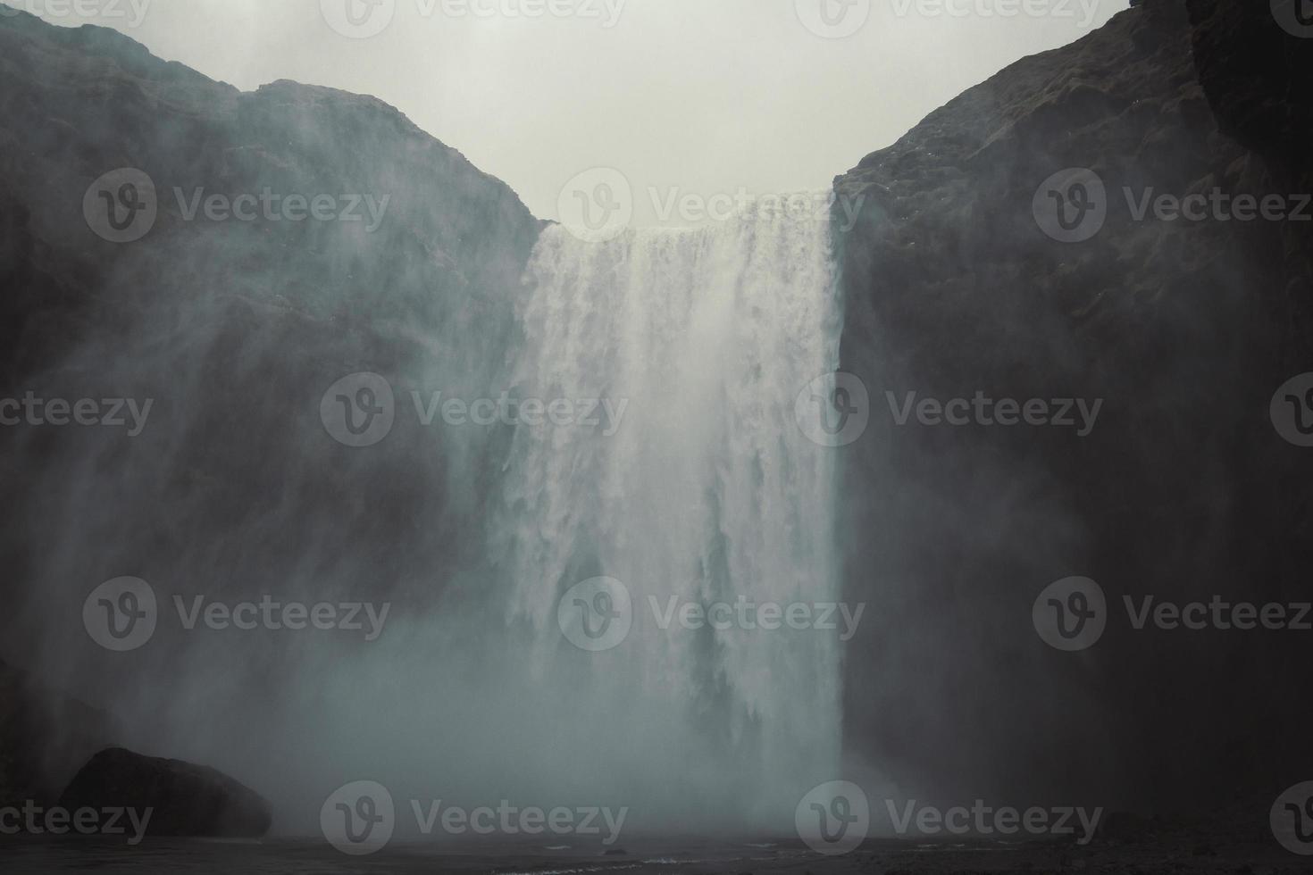 cachoeira maravilhosa na paisagem de rocha íngreme photo foto