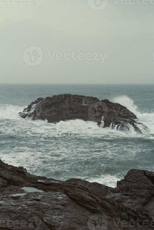 grande rocha na paisagem do mar frio photo foto