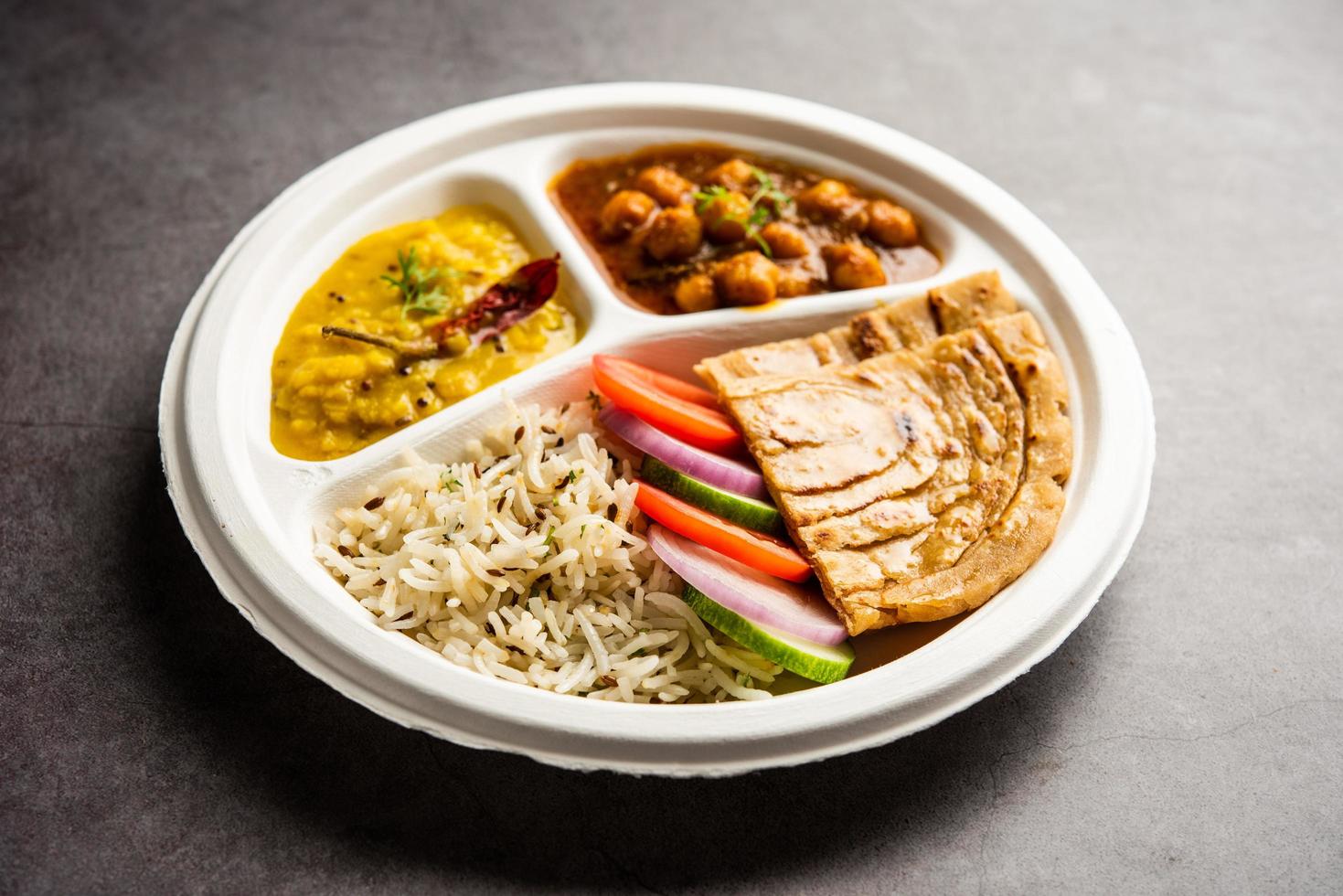 prato de mini refeição indiana, combo thali com chole masala, roti, dal tarka, arroz jeera, salada foto