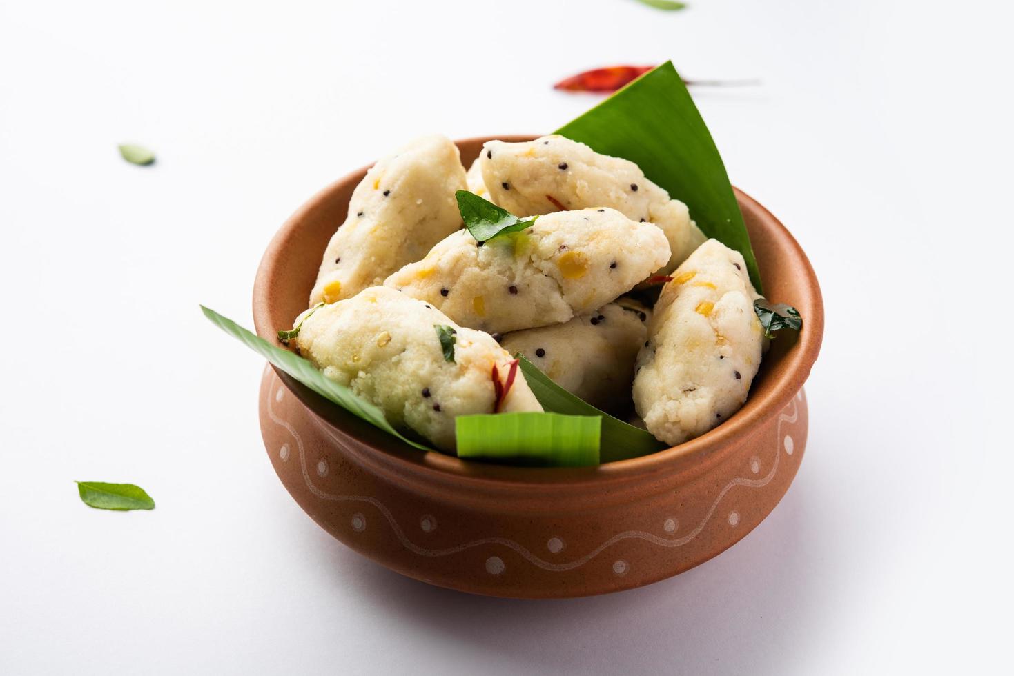 kozhukatta pidi é um lanche cozido no vapor da farinha de arroz de Kerala com impressões digitais foto