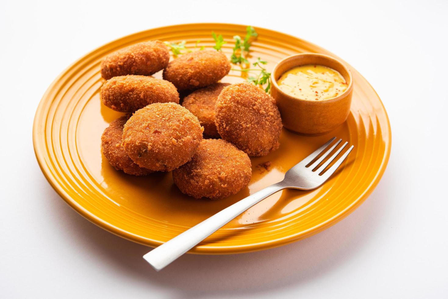 macher chop - costeleta de peixe estilo bengali ou pakora, um lanche popular do festival de Bengala Ocidental foto