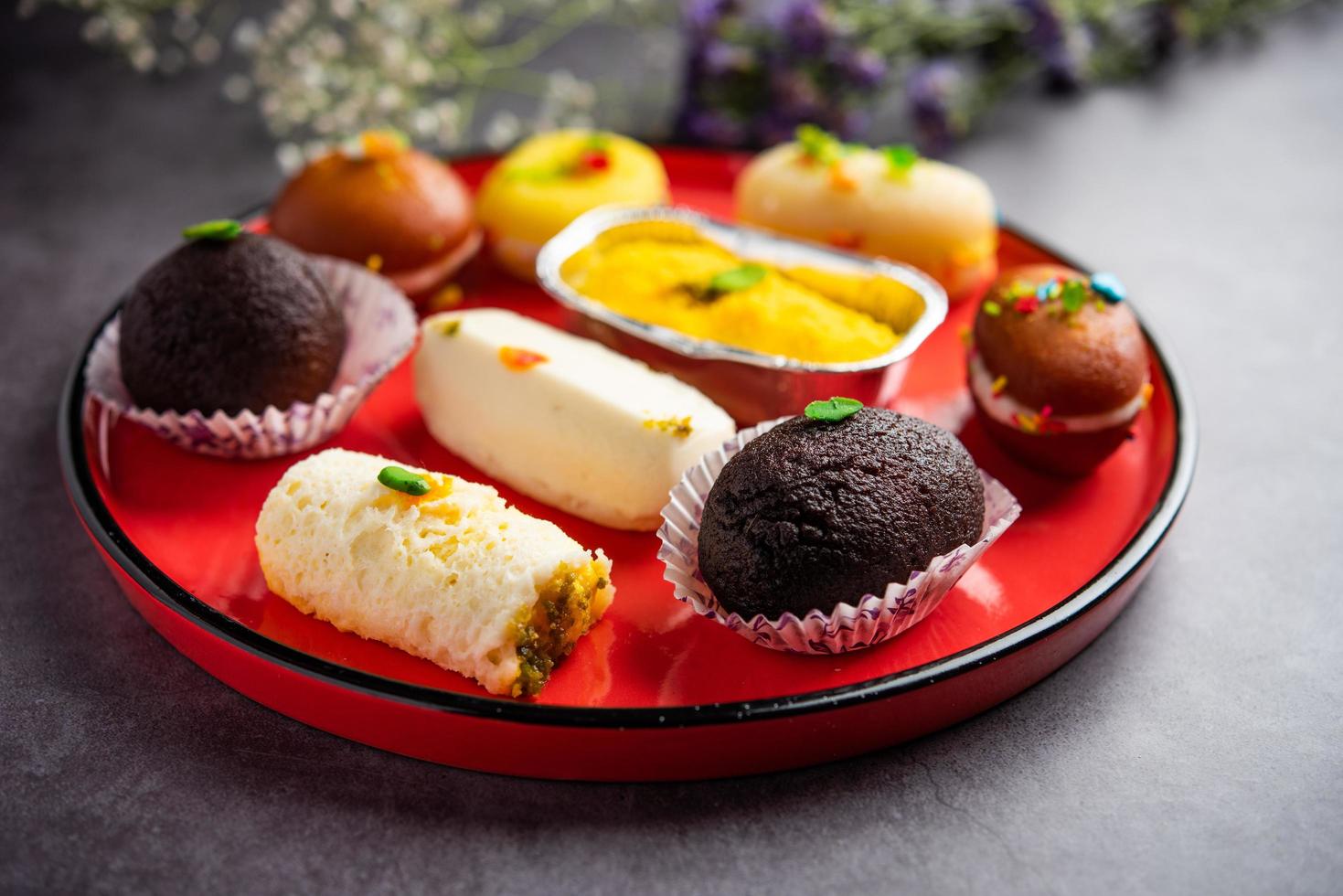 malai chop ou sanduíche de creme que é um doce bengali, com kala jamun ou gulab jamun preto foto