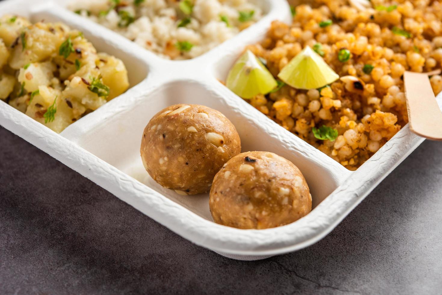 Indian upwas thali, prato de comida em jejum ou thali para entrega em domicílio ou pacote para viagem para qualquer vrat foto