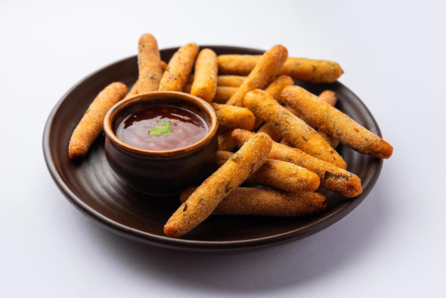 dedos crocantes de rava aloo ou sêmola de batata palitos fritos servidos com ketchup foto