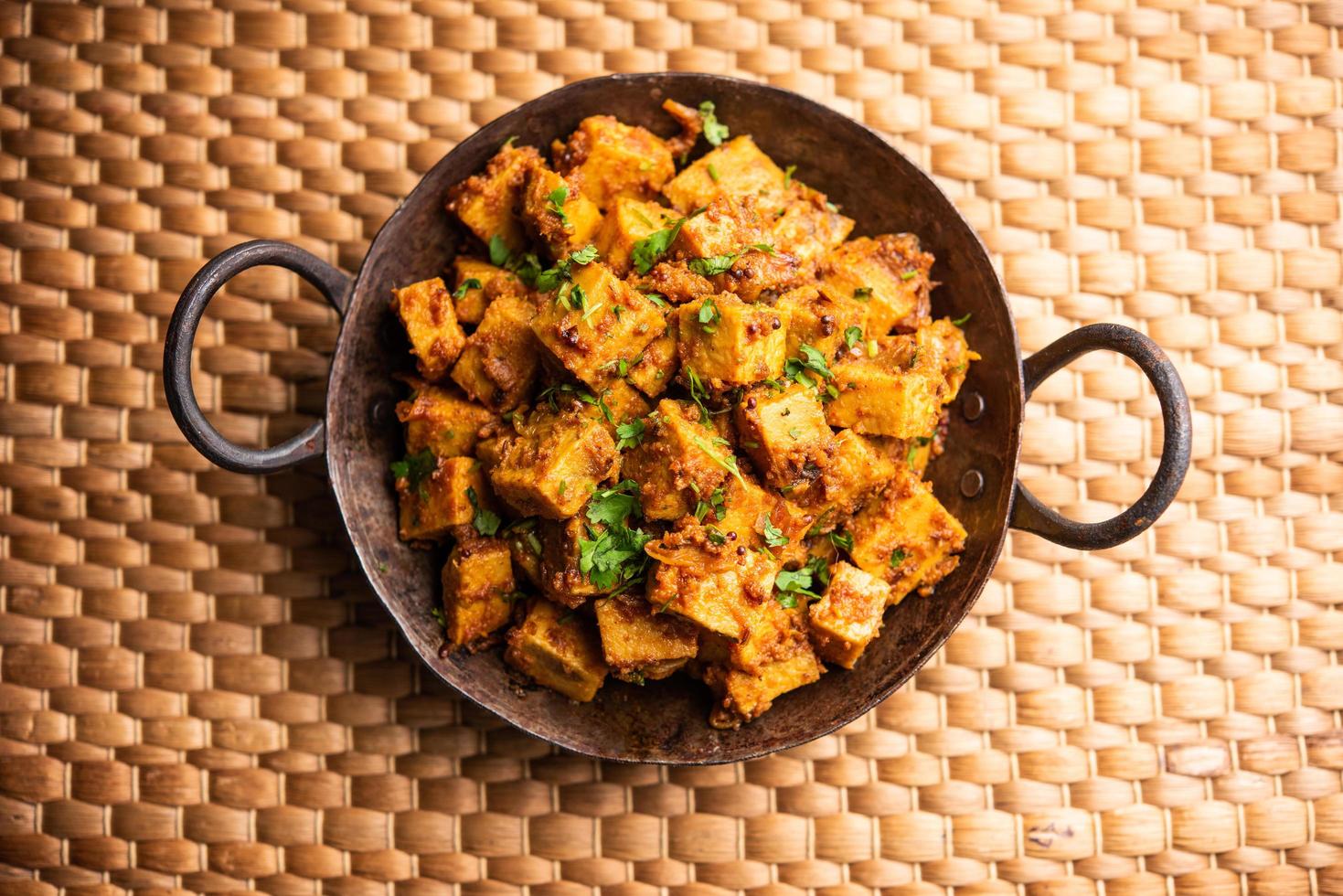 estilo indiano suran sabzi ou jimikand sabji também conhecido como inhame de pé de elefante ou receita frita ole stir foto