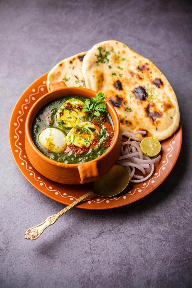 curry de ovo de espinafre é um prato indiano não vegetariano feito com molho palak com ovos foto