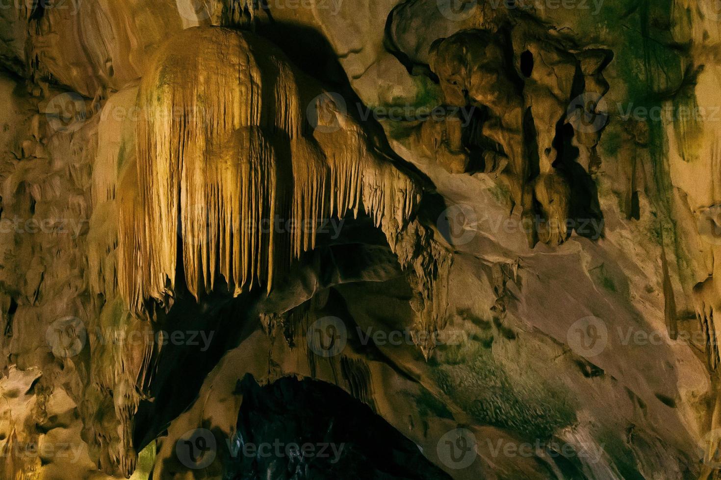 caverna subterrânea escura natural com estalactites de formato estranho. foto
