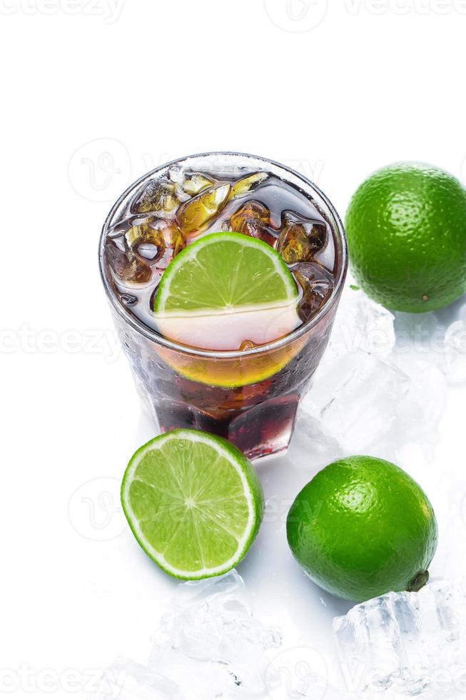 copo de coquetéis cuba libre highball gelados ou coca-cola com cubos de gelo foto