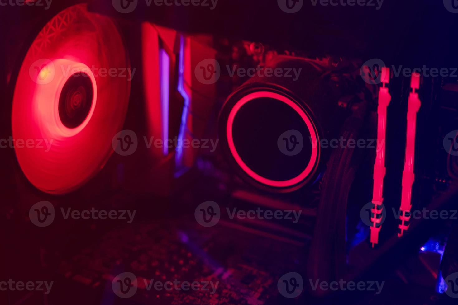 Partes internas do computador pessoal para jogos com luz neon foto