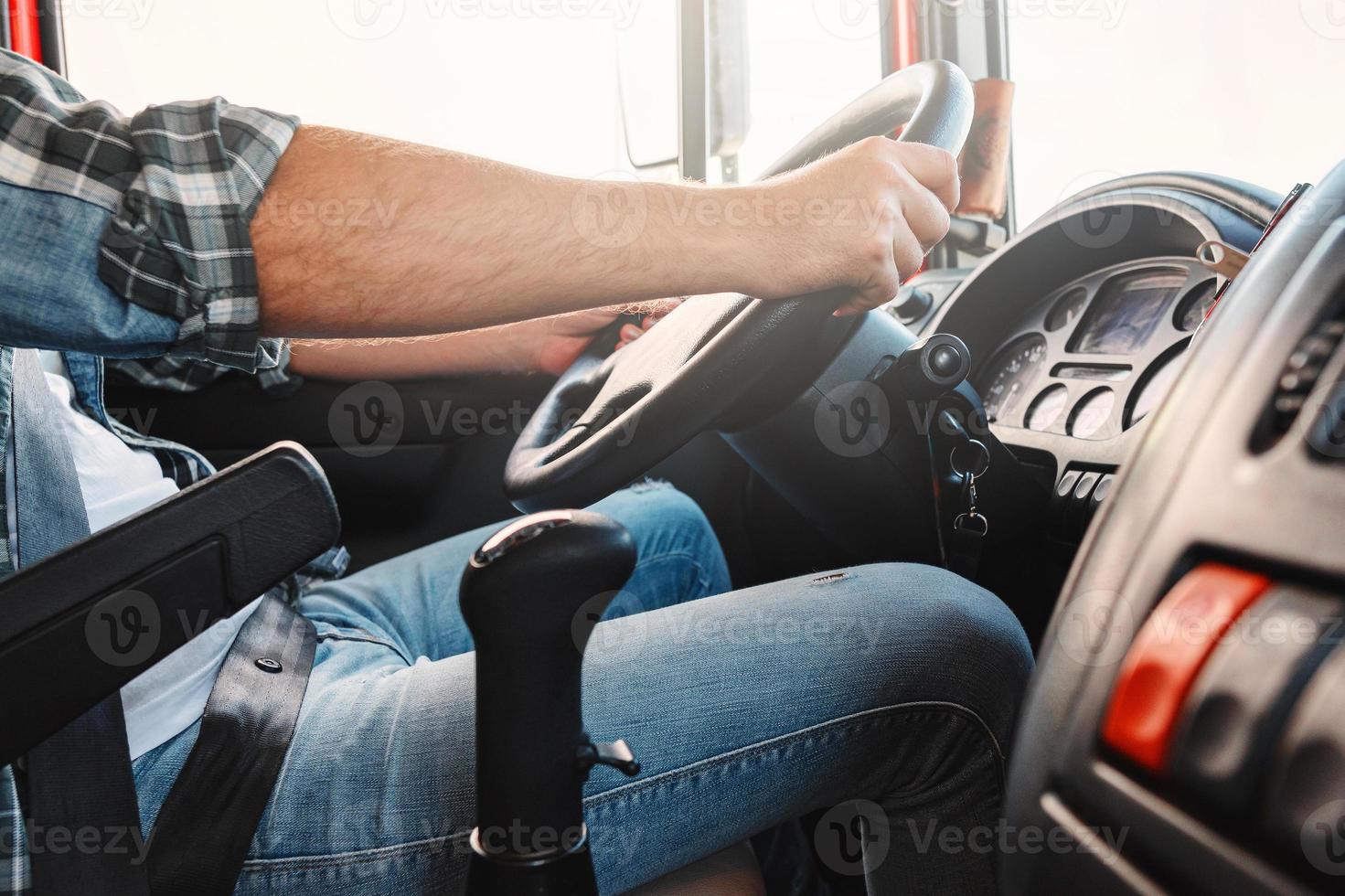 motorista de caminhão masculino dirigindo seu grande veículo foto