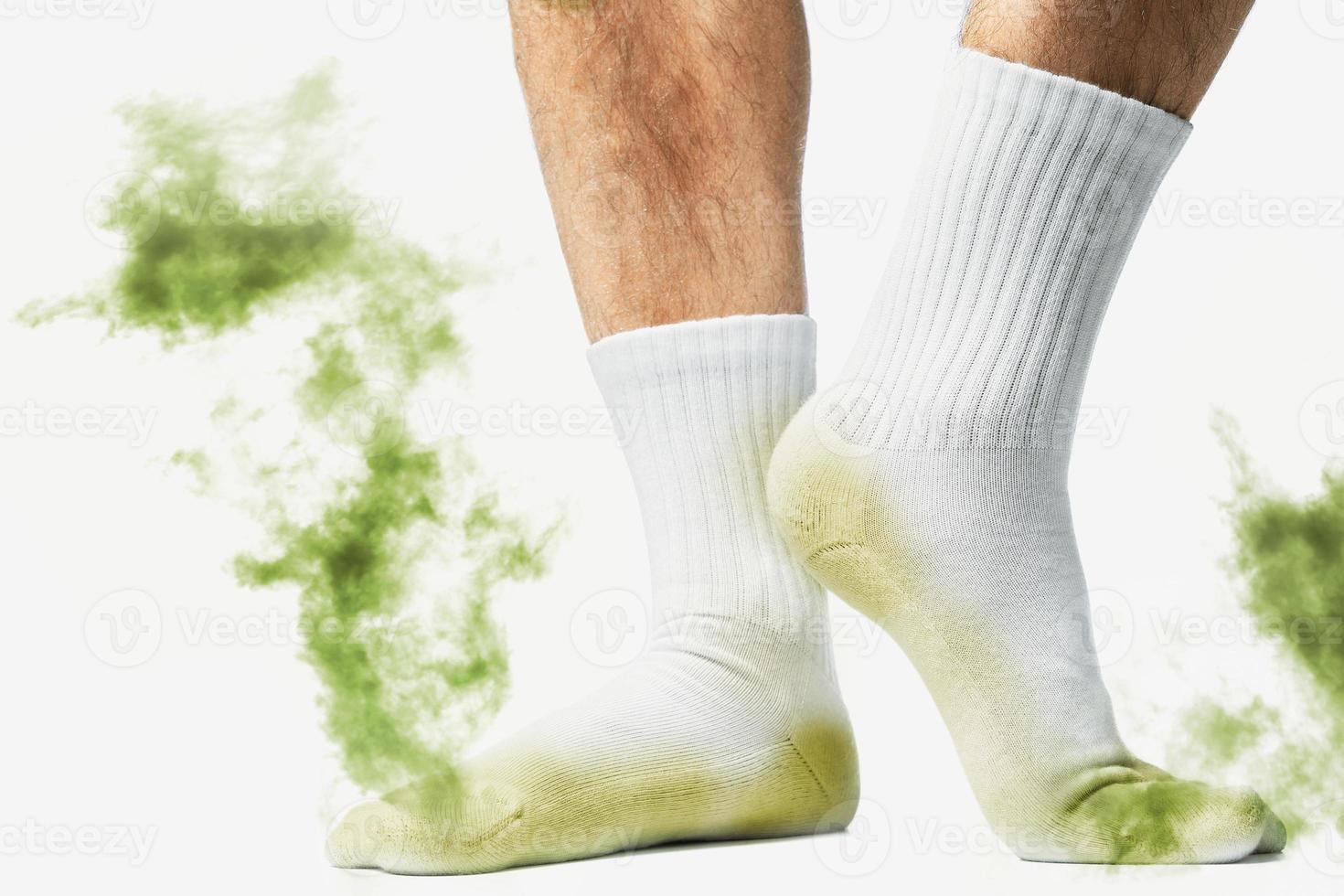 pés masculinos com meias sujas fedorentas foto