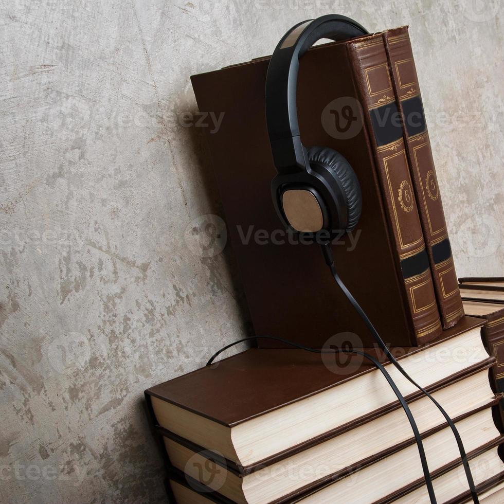 conceito de audiolivros com livros e fone de ouvido foto