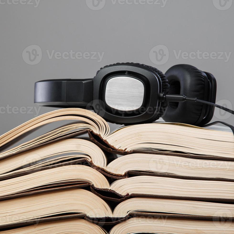 conceito de audiolivros com livros e fone de ouvido foto